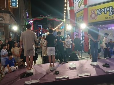 으아~ 시원해. 누가누가 오래 침을까요?